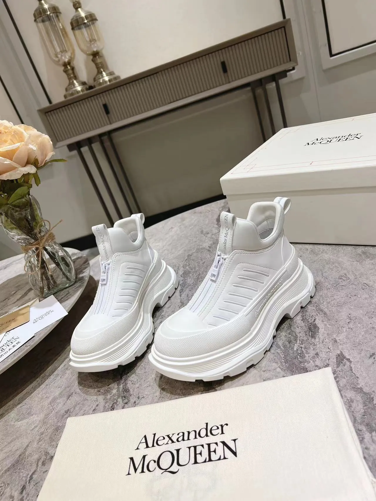 👟👟Ex-factory price 600👟👟 Men's size +10 2023 McQueen classic hot style, top version! ALEXANDERAIexanderMcQUEEN✅ has been certified. The latest 2023 counters will be launched at the same time, international T stage catwalk models. 💯Purchased from top ZP, the original version is 1:1 customized, perfectly reproduced, embellished with waterproof zippers on off-road inspired clothing, with imported anti-wear super soft sock cuffs, 3D glue bright strips, excellent comfort, outsole: original TPU double-layer combination outsole. Fabric: Imported silk cow leather Lining: Imported super soft Lycra/space cloth Foot pads: Imported silk sheepskin Size: 35-40 for women, 39-45 for men. Color: all black, black and white, all white, (add 10 for men’s model)